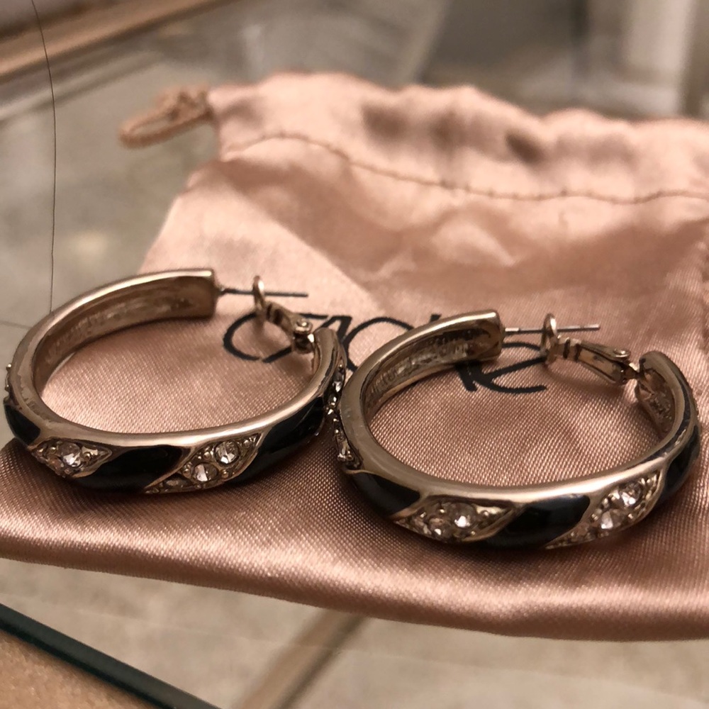 Cache hoop earrings